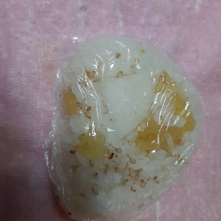 大根のせた たくわん白ごまおにぎり